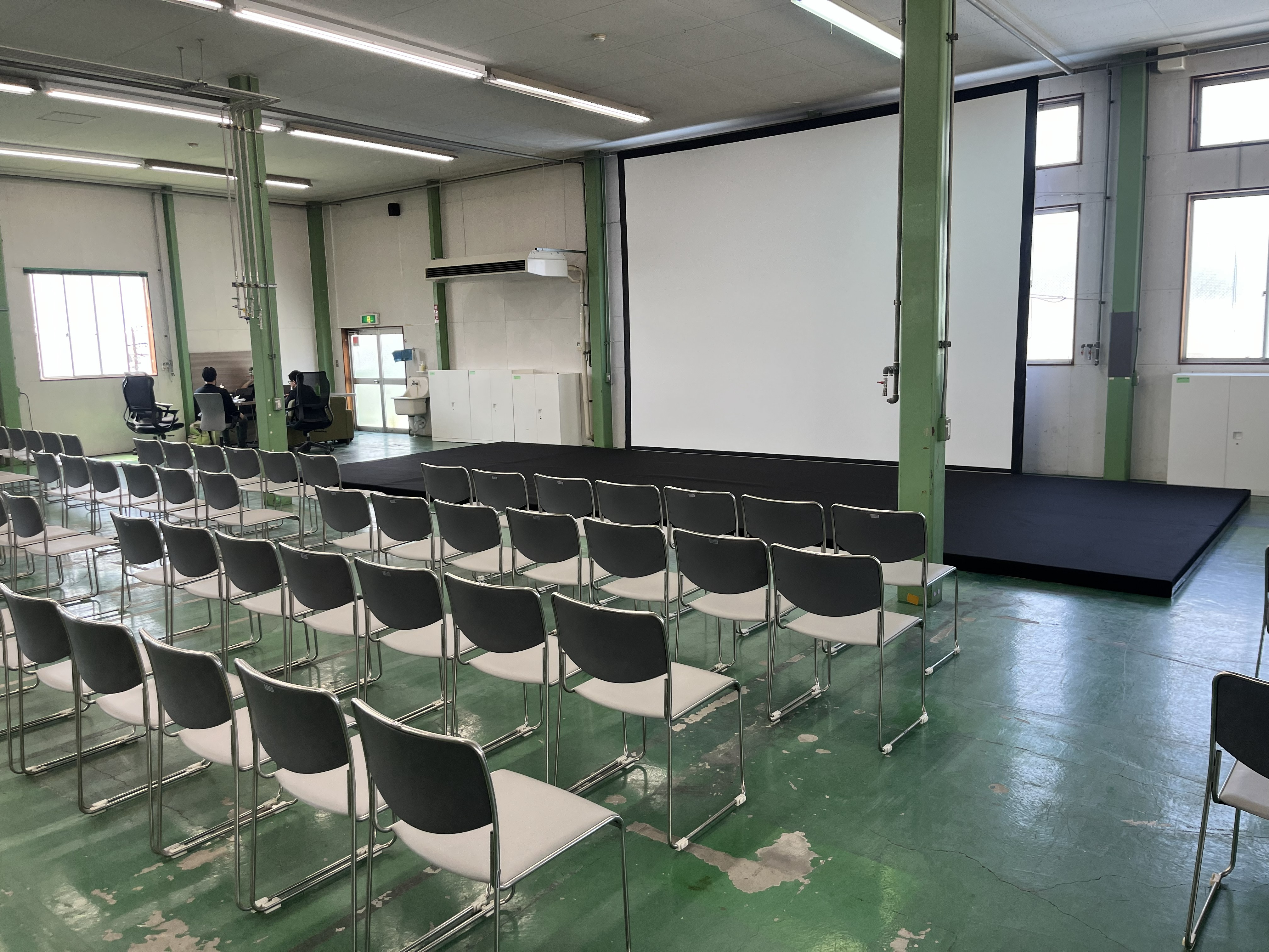 北海道のイベント会場で椅子を整列設営したイメージ