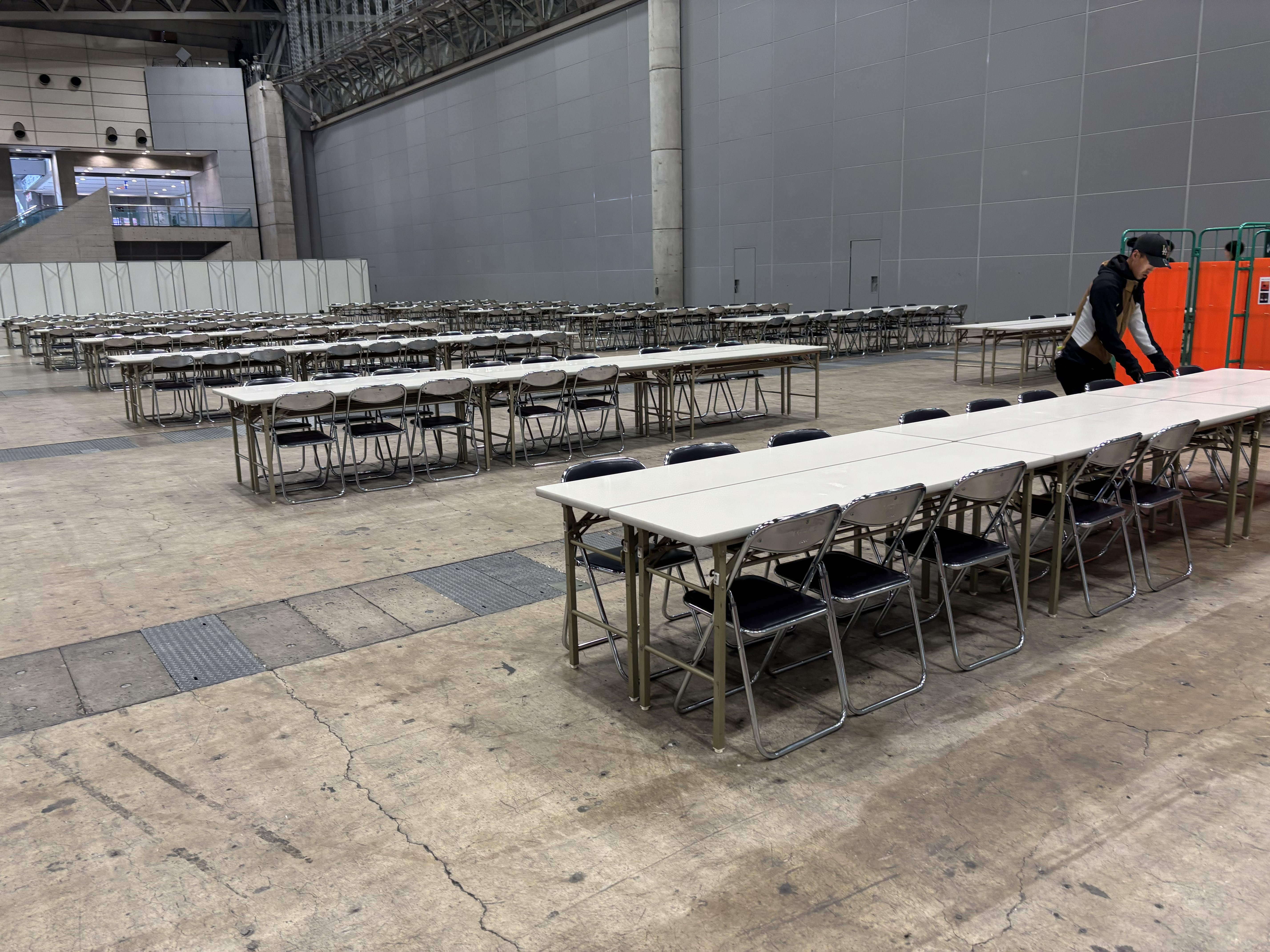 北海道の式典やセミナー会場で椅子を設営したイメージ